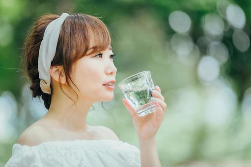 男が沼る魔性の女の特徴は?モテる理由や同性からも好かれる魔性の女になる方法