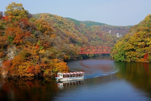 広島「休暇村帝釈峡」に燃ゆる秋到来、ライトアップした夜紅葉を満喫する