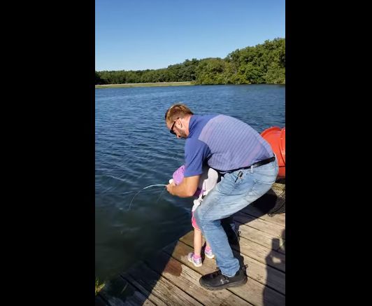 まさかの大物にビックリ！4歳の少女が子供用の釣り竿で釣り上げたのは・・？