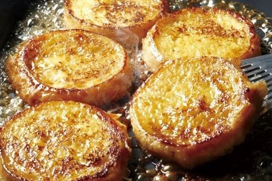 ホワイトデー限定メニューふわとろヨーグルトホイップがフレンチトーストを包む!“雪崩ケーキ”仕立ての楽しい一皿が登場。