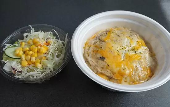 松屋「チーズホワイトソースハンバーグ定食」を試す　味変も楽しめて大満足！