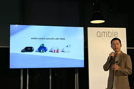 耳をふさがないイヤホン「ambie」が新モデルを発表、装着性と機能性をアップデート