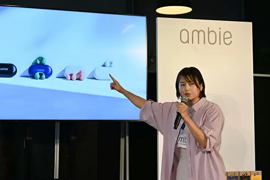 耳をふさがないイヤホン「ambie」が新モデルを発表、装着性と機能性をアップデート