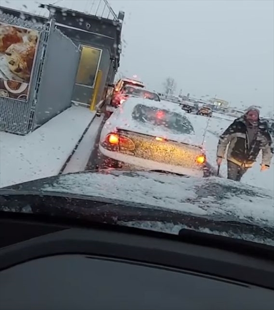 ドライブスルーで前の車に駆け寄る男。渋滞の言いがかりでもつけにいったのかと思いきや・・・、その時とった行動に称賛の声