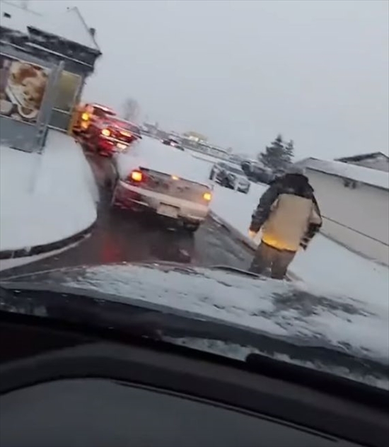 ドライブスルーで前の車に駆け寄る男！渋滞の言いがかりでもつけにいったのかと思いきや実は優しい行動でした！