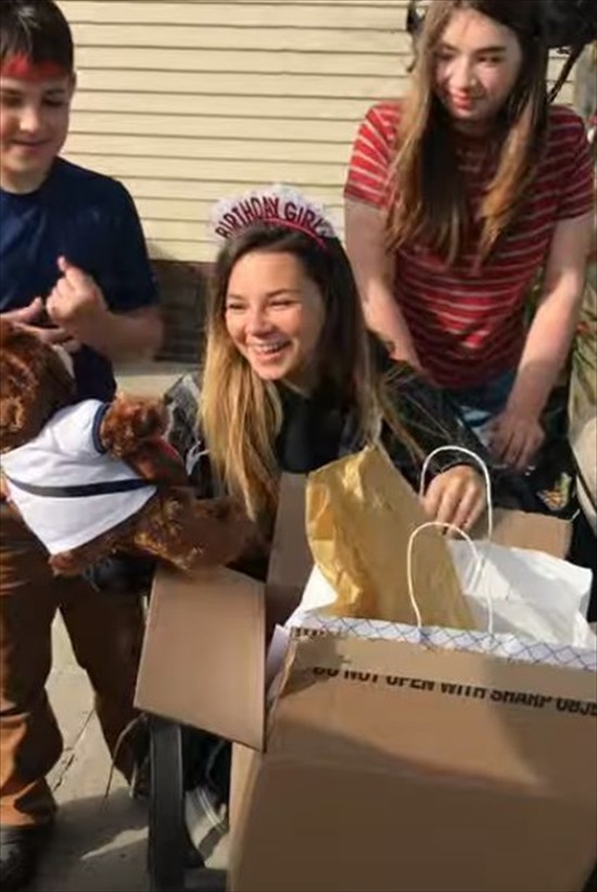 【感動動画】誕生日プレゼントにぬいぐるみを贈られた女性。それは天国のパパからの贈り物でした