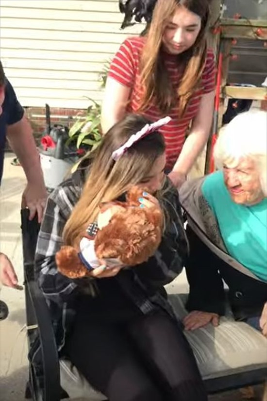 【感動動画】誕生日プレゼントにぬいぐるみを贈られた女性。それは天国のパパからの贈り物でした