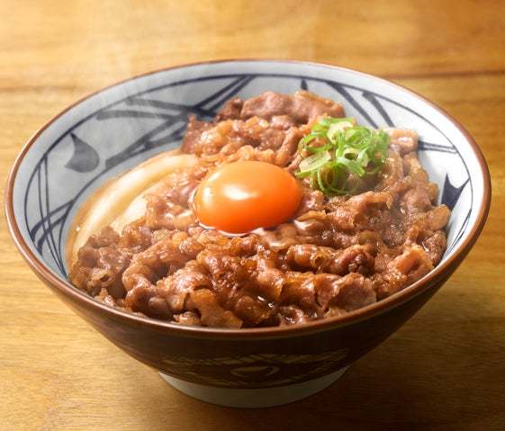 《おいしさを、まぜてからめて、秋の打ち立て。》スタミナ豚肉、肉そぼろ、玉子など6種の具材と打ち立てうどんがからむパンチのある一杯　秋の新作！『旨辛 肉盛りまぜ玉うどん』