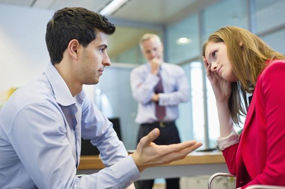 「横柄な態度」をとる人の心理や特徴は？横柄な人への上手な対処法も解説！
