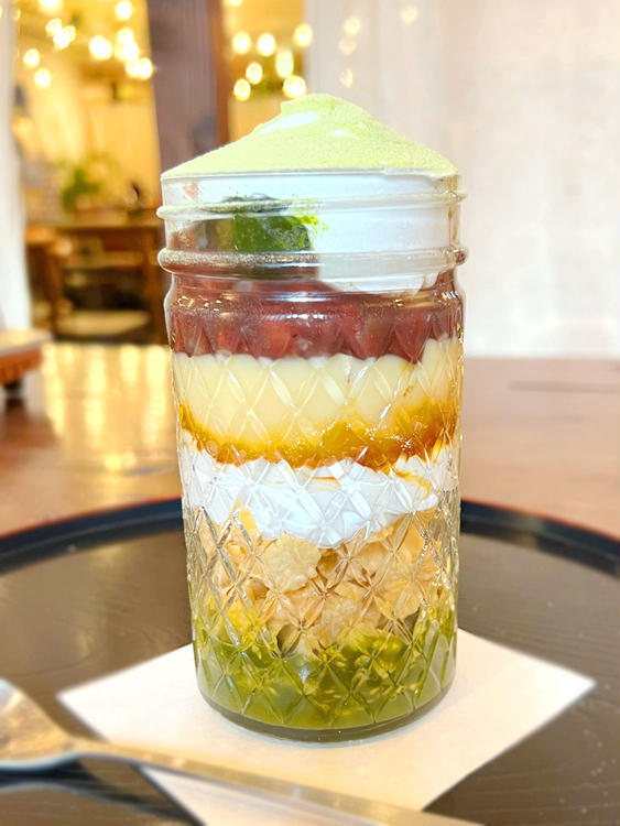 大きなかわいいパフェがいただける!全てがかわいいお店『CAFE NOOON』