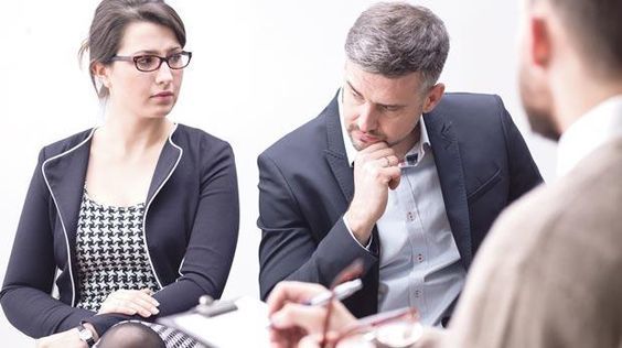 「横柄な態度」をとる人の心理や特徴は？横柄な人への上手な対処法も解説！