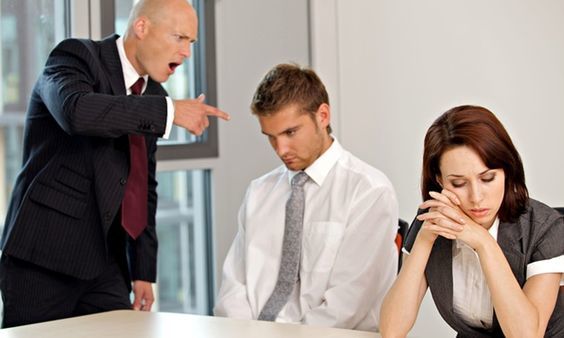 「横柄な態度」をとる人の心理や特徴は？横柄な人への上手な対処法も解説！