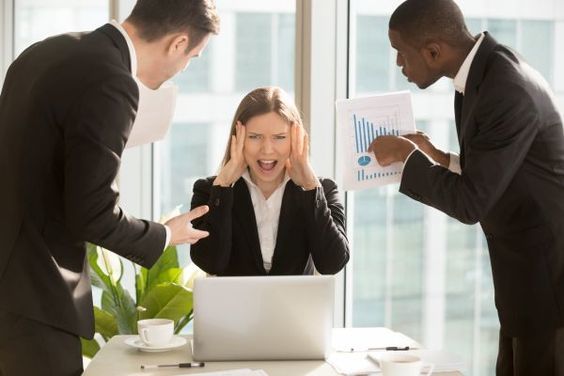 「横柄な態度」をとる人の心理や特徴は？横柄な人への上手な対処法も解説！