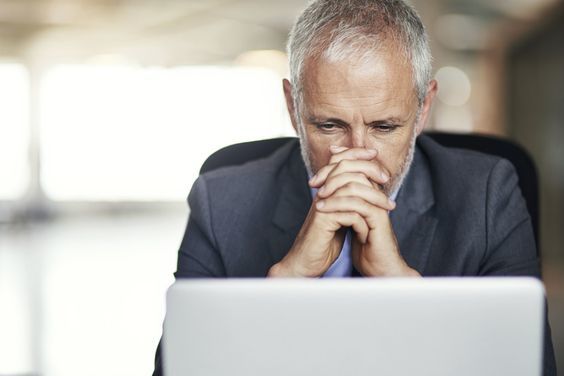 上から目線な人の特徴・性格とは？上手な対処法を徹底解説！