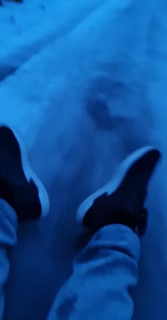 雪道を移動する仕事終わりの男性。てっきり乗り物から撮影しているのかと思ったら・・、まさかの移動方法にビックリ!!【海外・動画】