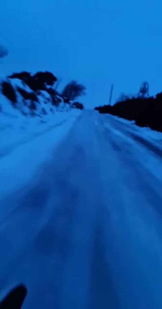 雪道を移動する仕事終わりの男性。てっきり乗り物から撮影しているのかと思ったら・・、まさかの移動方法にビックリ!!【海外・動画】