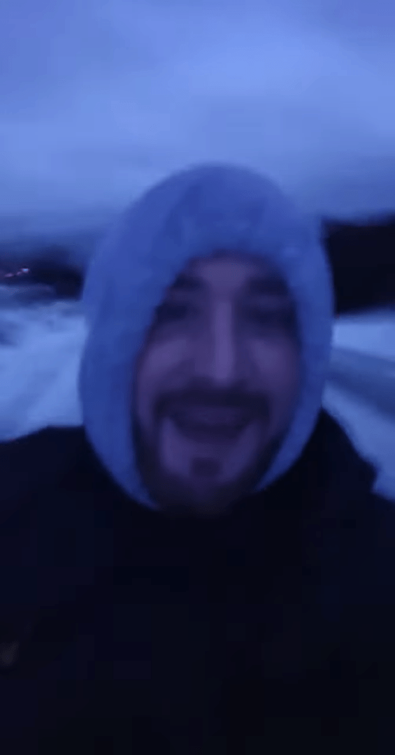 雪道を移動する仕事終わりの男性。てっきり乗り物から撮影しているのかと思ったら・・、まさかの移動方法にビックリ!!【海外・動画】