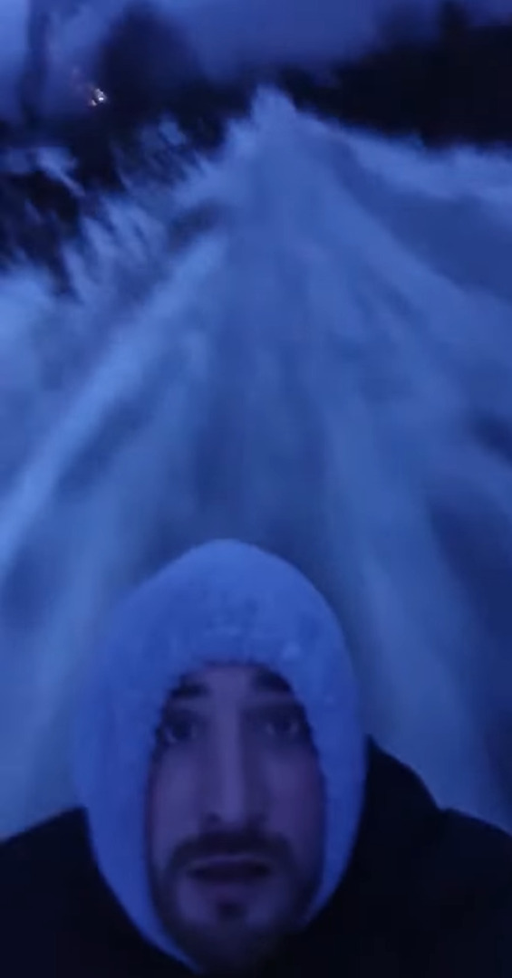 雪道を移動する仕事終わりの男性。てっきり乗り物から撮影しているのかと思ったら・・、まさかの移動方法にビックリ!!【海外・動画】