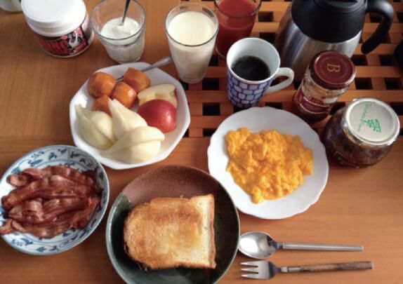 【増量筋肉飯】普段どおりの食事をして、 トレーニングするのみ。オフは揚げ物も気にせず食べる。 足りない分はサプリメントで補う＝合戸孝二