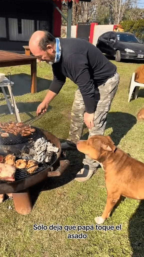 パパさんの言いつけ通りにBBQコンロを守る犬。お兄ちゃんたちが近付こうとすると・・【海外・動画】