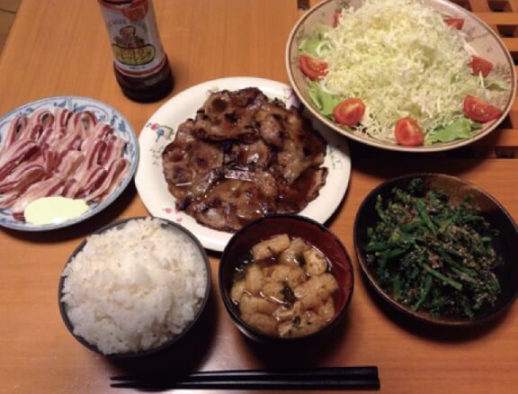 【増量筋肉飯】普段どおりの食事をして、 トレーニングするのみ。オフは揚げ物も気にせず食べる。 足りない分はサプリメントで補う＝合戸孝二