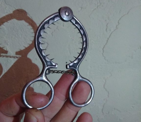 100年以上前の家で見つかった怖そうな謎の道具、この道具はいったい何に使うものでしょうか?