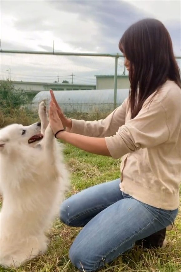 愛犬との『ふたりだけの特別なおまじない』に反響！「見てるこちらもほっこり。愛に包まれました」