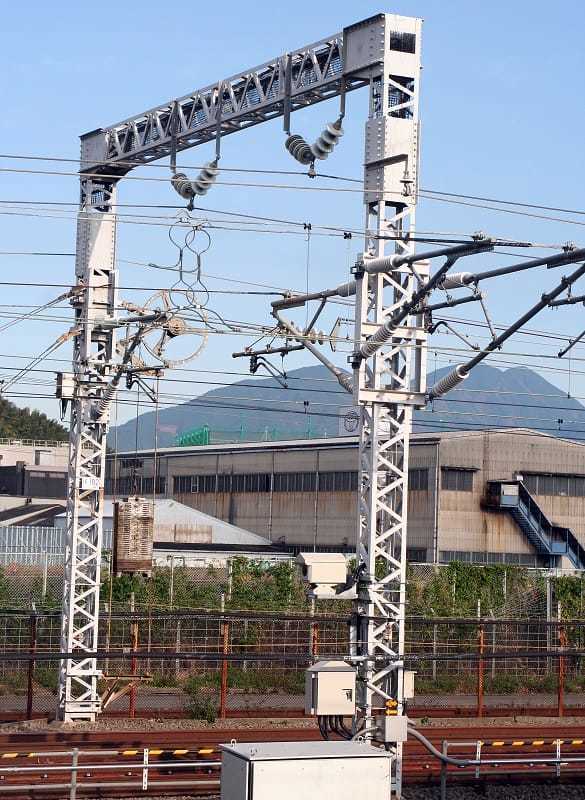 東北新幹線、なぜ架線が垂れ下がっただけで丸一日も運休？JR東日本の苦悩