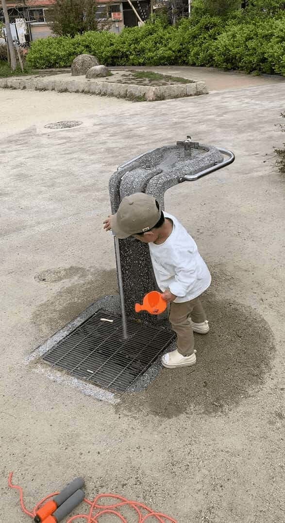 水が注げなくて困った・・。男の子はじょうろを置いて、水を出してからじょうろを持って蛇口に持っていきますが・・