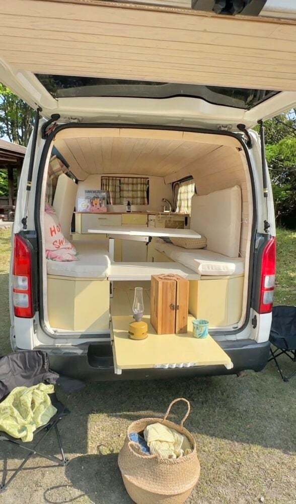 バンライフというスタイルに憧れてハイエースを購入♪自分でデザインしたキャンピングカーで旅をするクリエイティブ女子