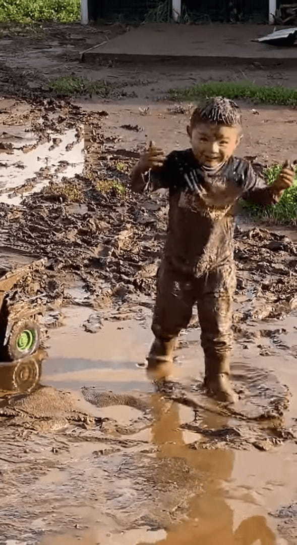 そこはお風呂じゃないよ！幼い男の子がニコニコしながら水たまりの中で髪を洗ってる！！【海外・動画】