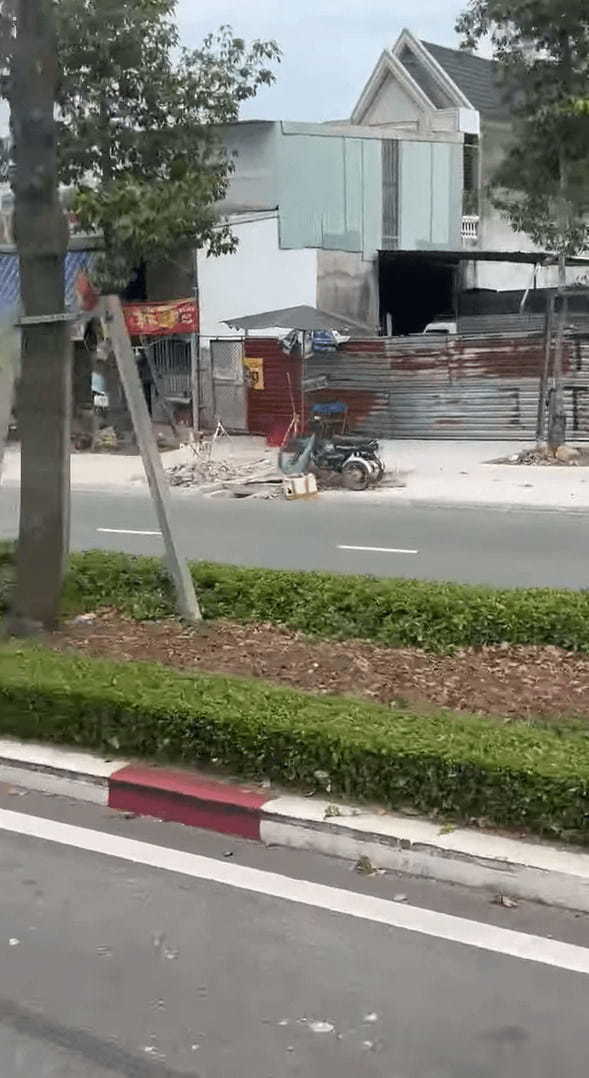 透明人間が運転している？無人のバイクが道を進む！！【海外・道路】