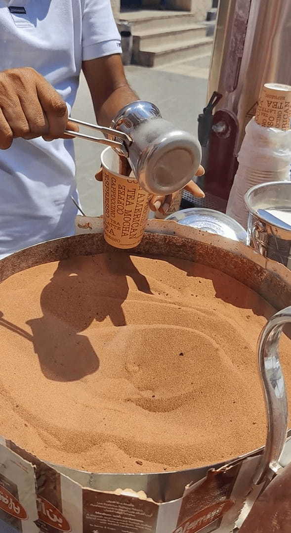 砂漠の砂で煮立たせて・・。トルコのローカルコーヒーを淹れる様子に観光客たちは目が離せない！！