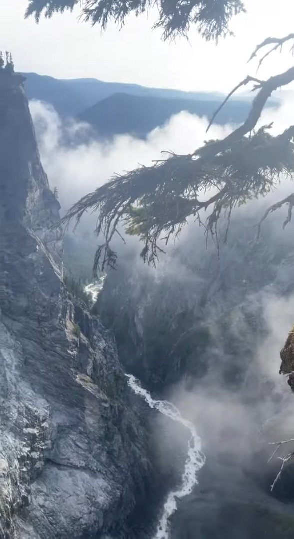 迫力満点の滝を臨む絶景!しかし、立っているその場所には動画越しでも足がすくみます・・【海外・動画】