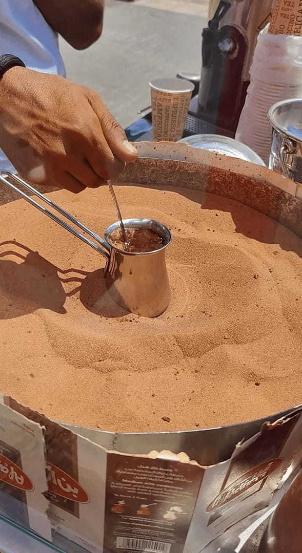 砂漠の砂で煮立たせて・・。トルコのローカルコーヒーを淹れる様子に観光客たちは目が離せない！！