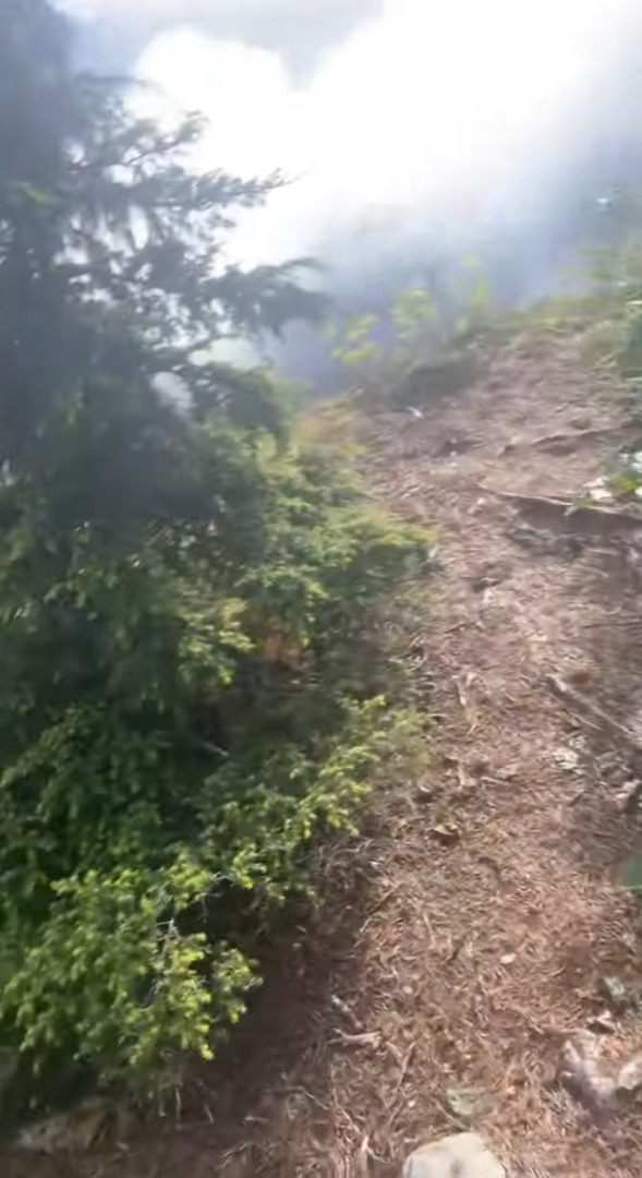 迫力満点の滝を臨む絶景!しかし、立っているその場所には動画越しでも足がすくみます・・【海外・動画】