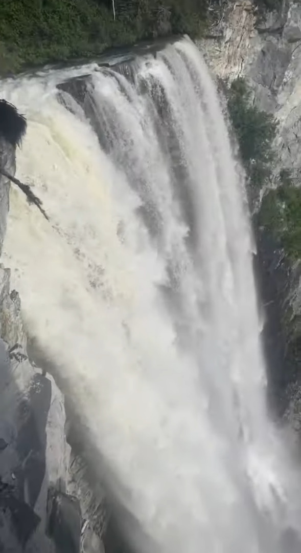 迫力満点の滝を臨む絶景!しかし、立っているその場所には動画越しでも足がすくみます・・【海外・動画】