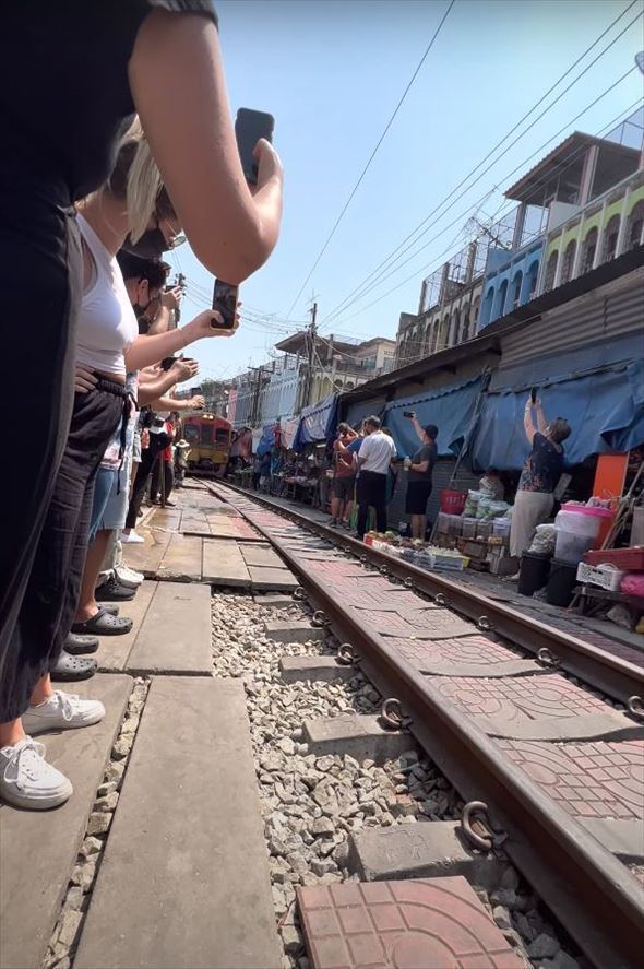 【タイ名物】観光客が多くいる市場でみんながお店の前で横に並んでいく・・。カメラも構えてなにかあるのかと思えば、現れたものにビックリ！！