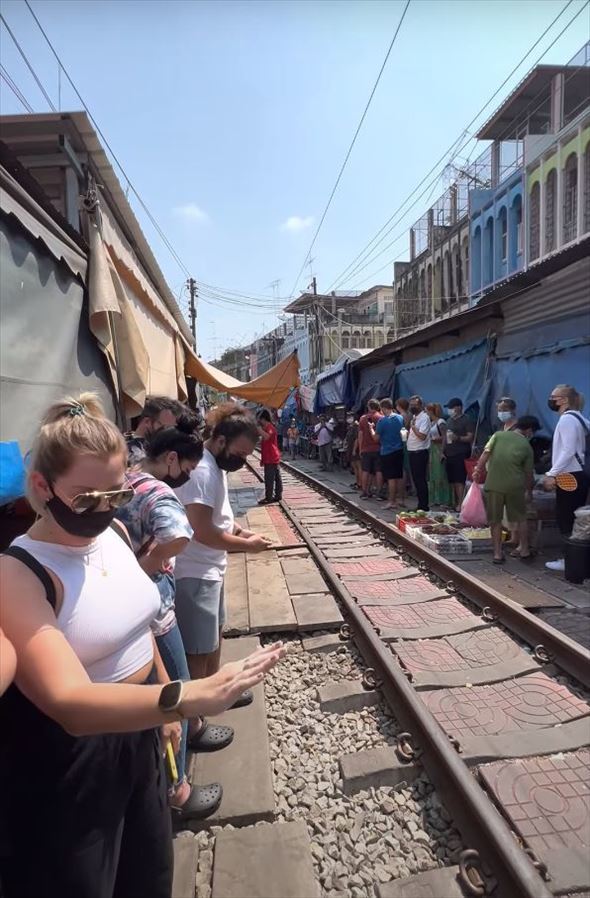 【タイ名物】観光客が多くいる市場でみんながお店の前で横に並んでいく・・。カメラも構えてなにかあるのかと思えば、現れたものにビックリ！！