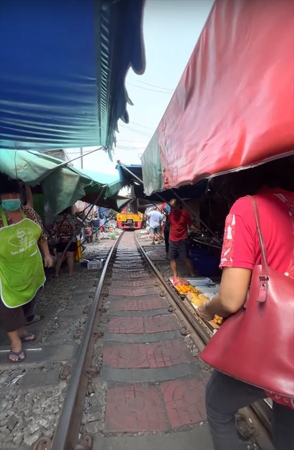 【タイ名物】観光客が多くいる市場でみんながお店の前で横に並んでいく・・。カメラも構えてなにかあるのかと思えば、現れたものにビックリ！！