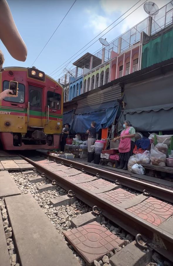 【タイ名物】観光客が多くいる市場でみんながお店の前で横に並んでいく・・。カメラも構えてなにかあるのかと思えば、現れたものにビックリ！！