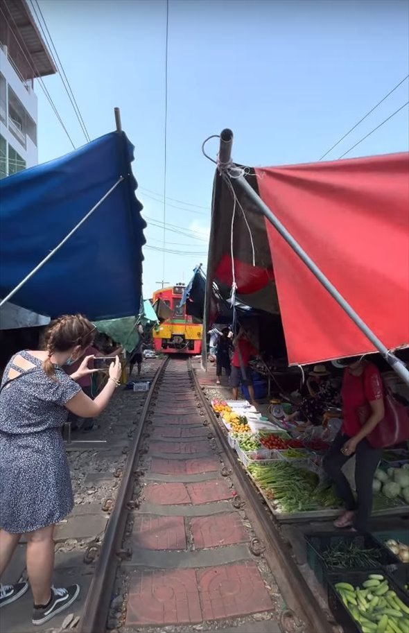 【タイ名物】観光客が多くいる市場でみんながお店の前で横に並んでいく・・。カメラも構えてなにかあるのかと思えば、現れたものにビックリ！！