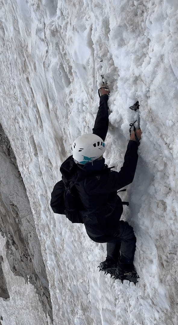 ピッケルを使って雪山に挑む登山家と思ったら・・、角度マジックだった!!【海外・動画】