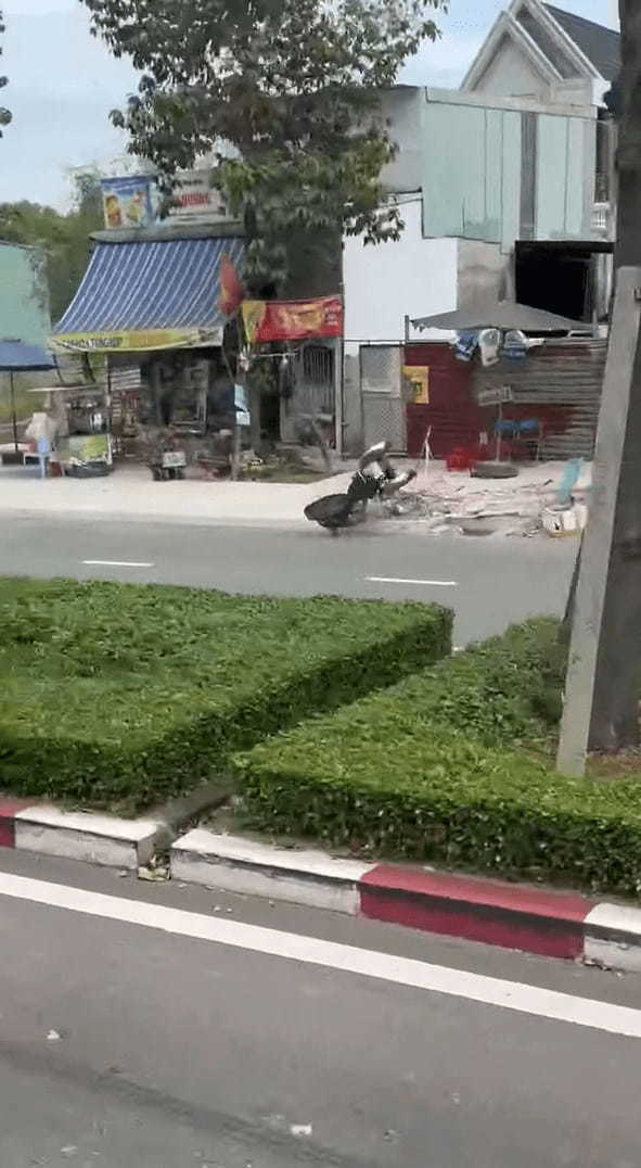 透明人間が運転している？無人のバイクが道を進む！！【海外・道路】