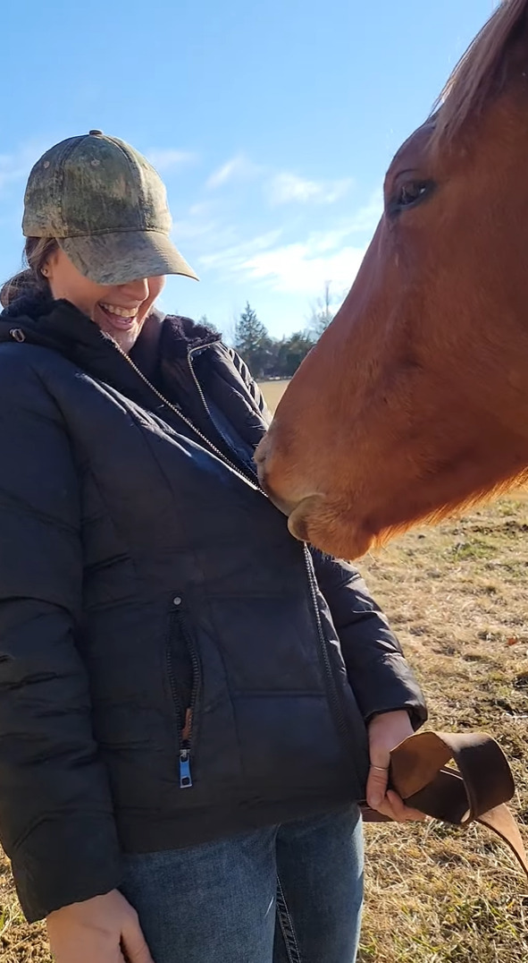 この馬とっても賢い！女性のアウターに顔を寄せていると思ったら、とっても器用な行動に出ました！！【アメリカ・動画】