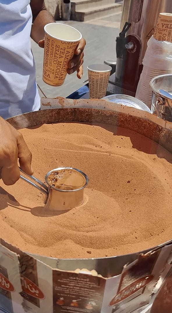 砂漠の砂で煮立たせて・・。トルコのローカルコーヒーを淹れる様子に観光客たちは目が離せない！！