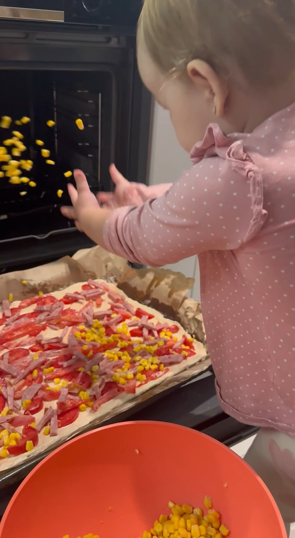 お料理を手伝ってくれる赤ちゃん。コーンを生地に勢いよくバラまいてしまってママはビックリ!!