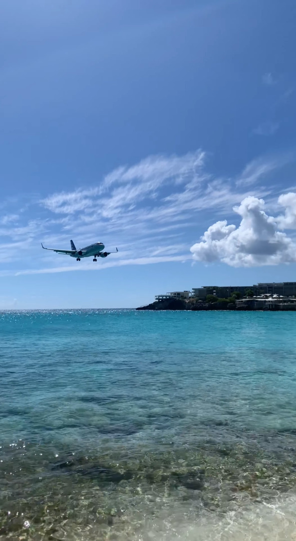 飛行機がビーチにぶつかりそうな距離で着陸することで知られるセント・マーチン島にあるプリンセス・ジュリアナ国際空港。その光景は圧巻です！！