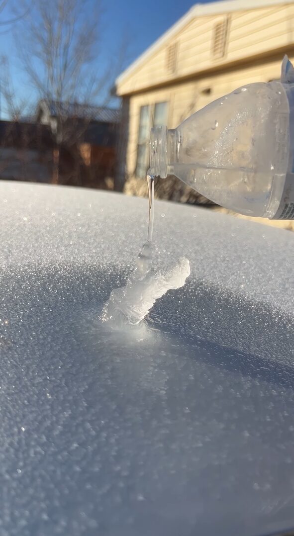 いったいどれだけ寒いのか・・。氷に水をかけたらどんどん氷柱が伸びていく！！【アメリカ・動画】