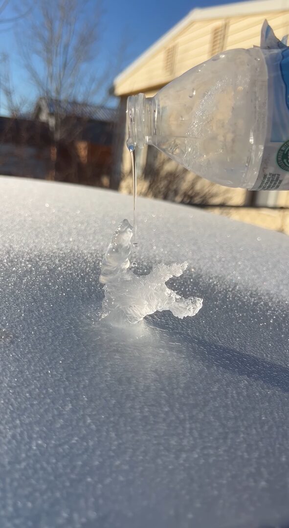 いったいどれだけ寒いのか・・。氷に水をかけたらどんどん氷柱が伸びていく！！【アメリカ・動画】